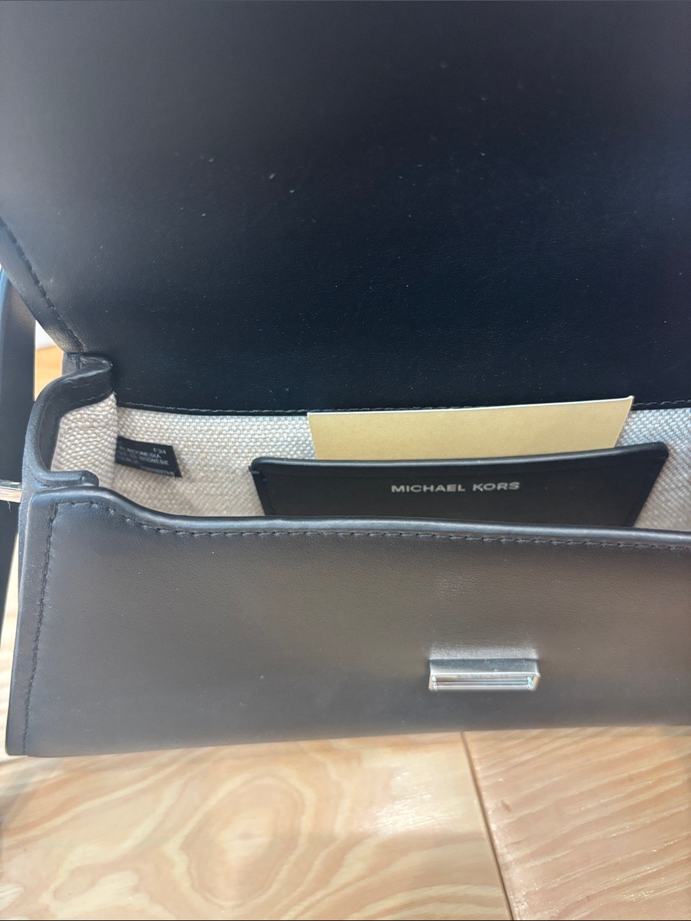 Michael Kors Medium Ludlow Shoulder Bag in Leather - Picture 13 of 14